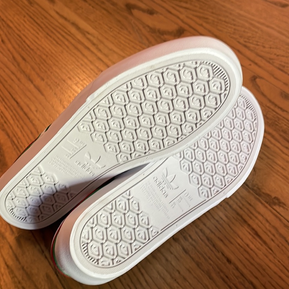 Adidas canvas shoe - Picture 2 of 3